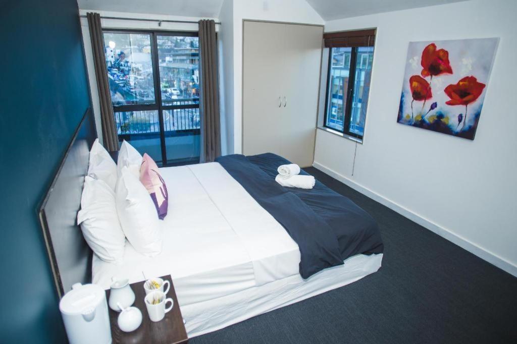 Base Backpackers Куийнстаун Екстериор снимка