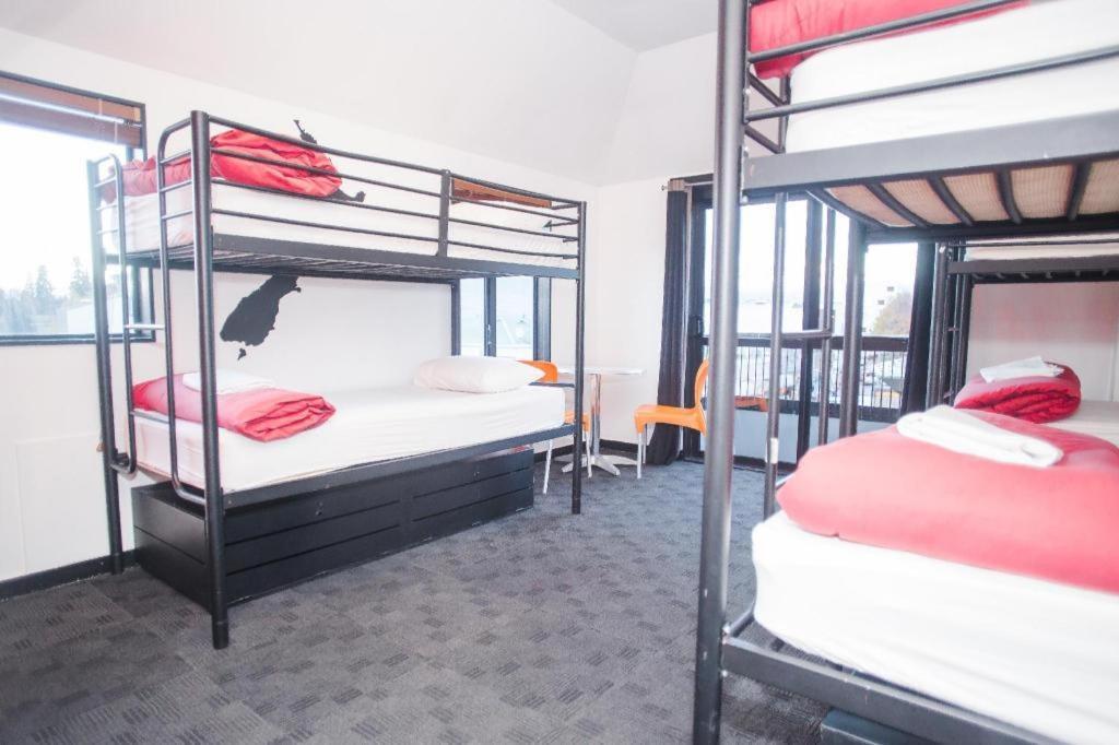 Base Backpackers Куийнстаун Екстериор снимка