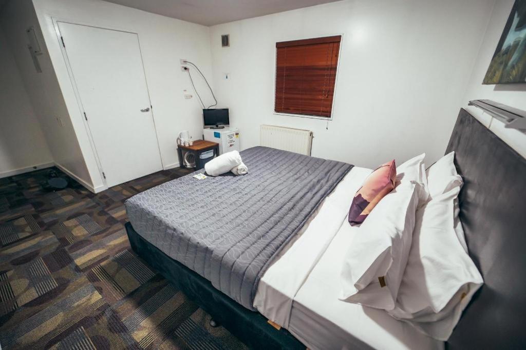 Base Backpackers Куийнстаун Екстериор снимка