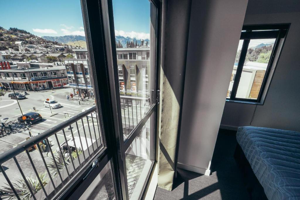Base Backpackers Куийнстаун Екстериор снимка