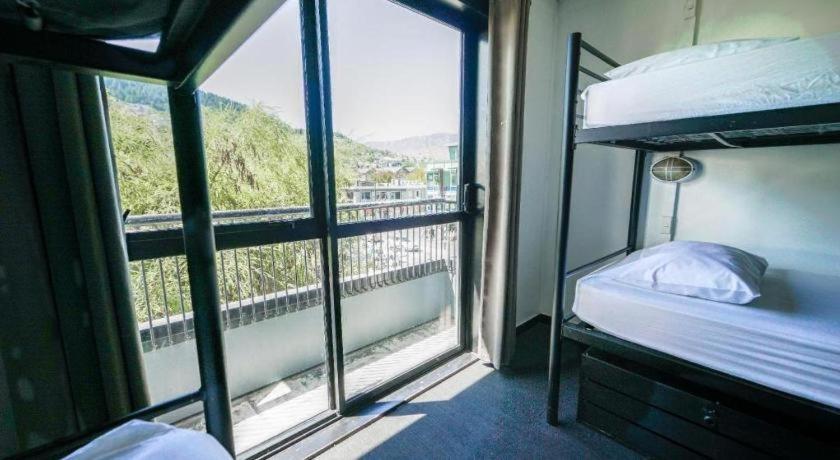 Base Backpackers Куийнстаун Екстериор снимка